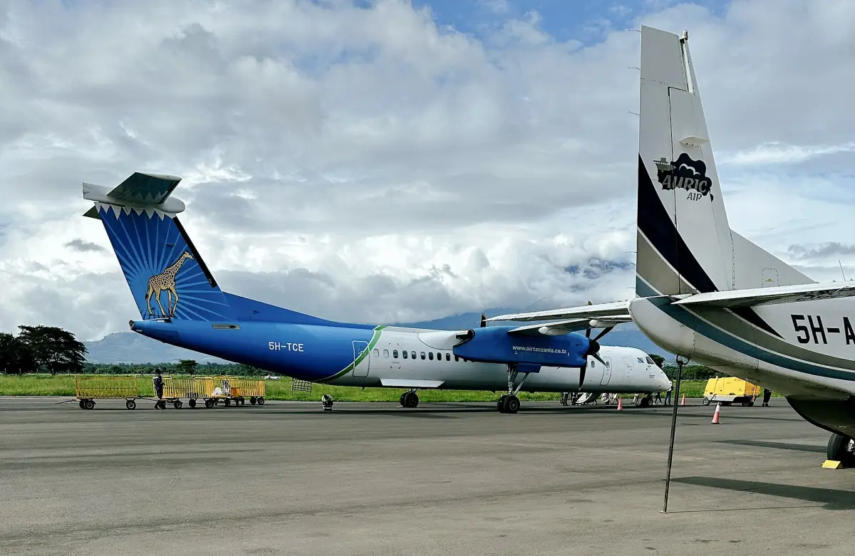 Propellerflugzeug auf dem Vorfeld des Flughafens Arusha