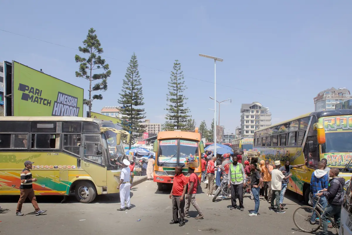 Minibusse und Reisende am Busbahnhof von Arusha