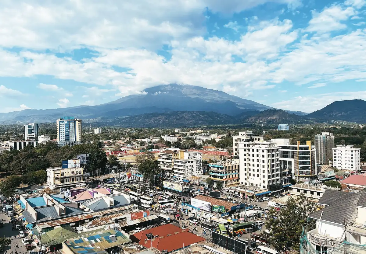 Daken en hoogbouw in Arusha met Mount Meru boven de stad