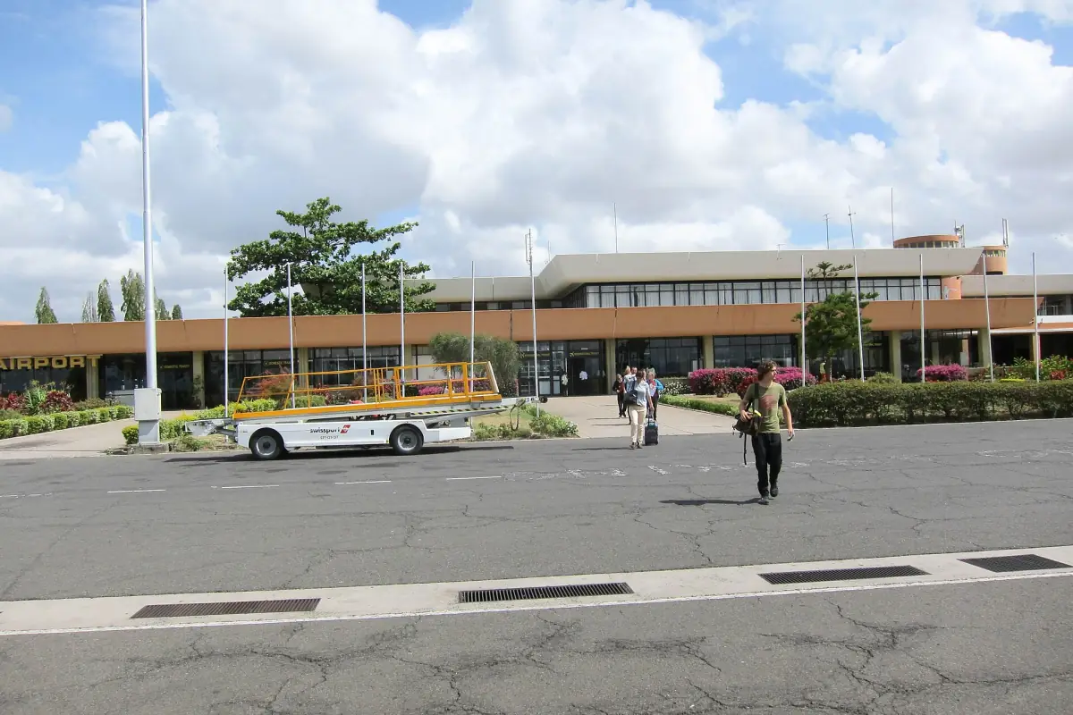 Terminalgebäude und Vorplatz des Kilimanjaro International Airport