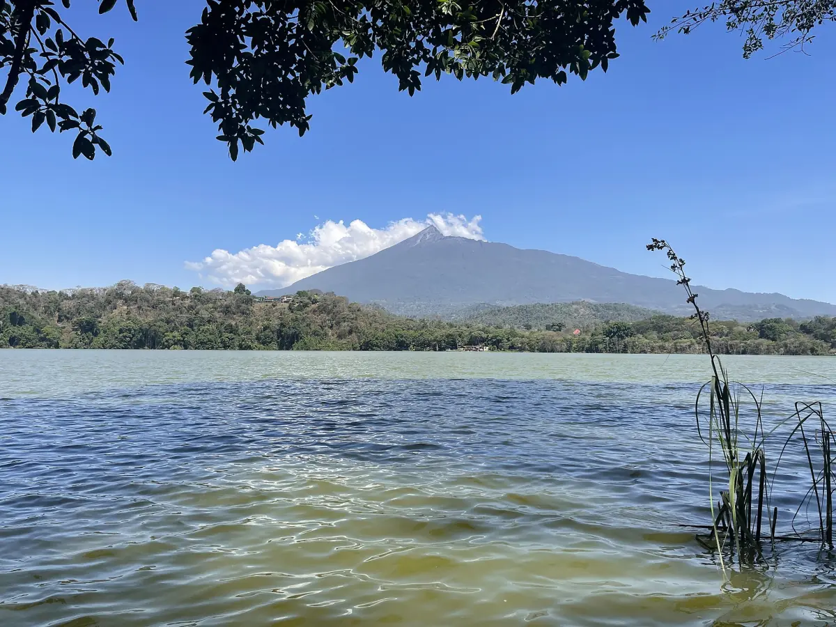 Der Duluti-See mit dem Mount Meru am Horizont