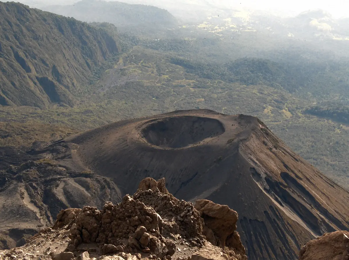 Der Ascheskegel des Meru mit seinem kleinen Krater in der Hauptcaldera