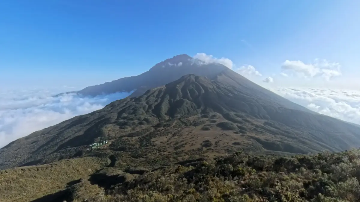 De top van Mount Meru boven een wolkenzee op een heldere dag