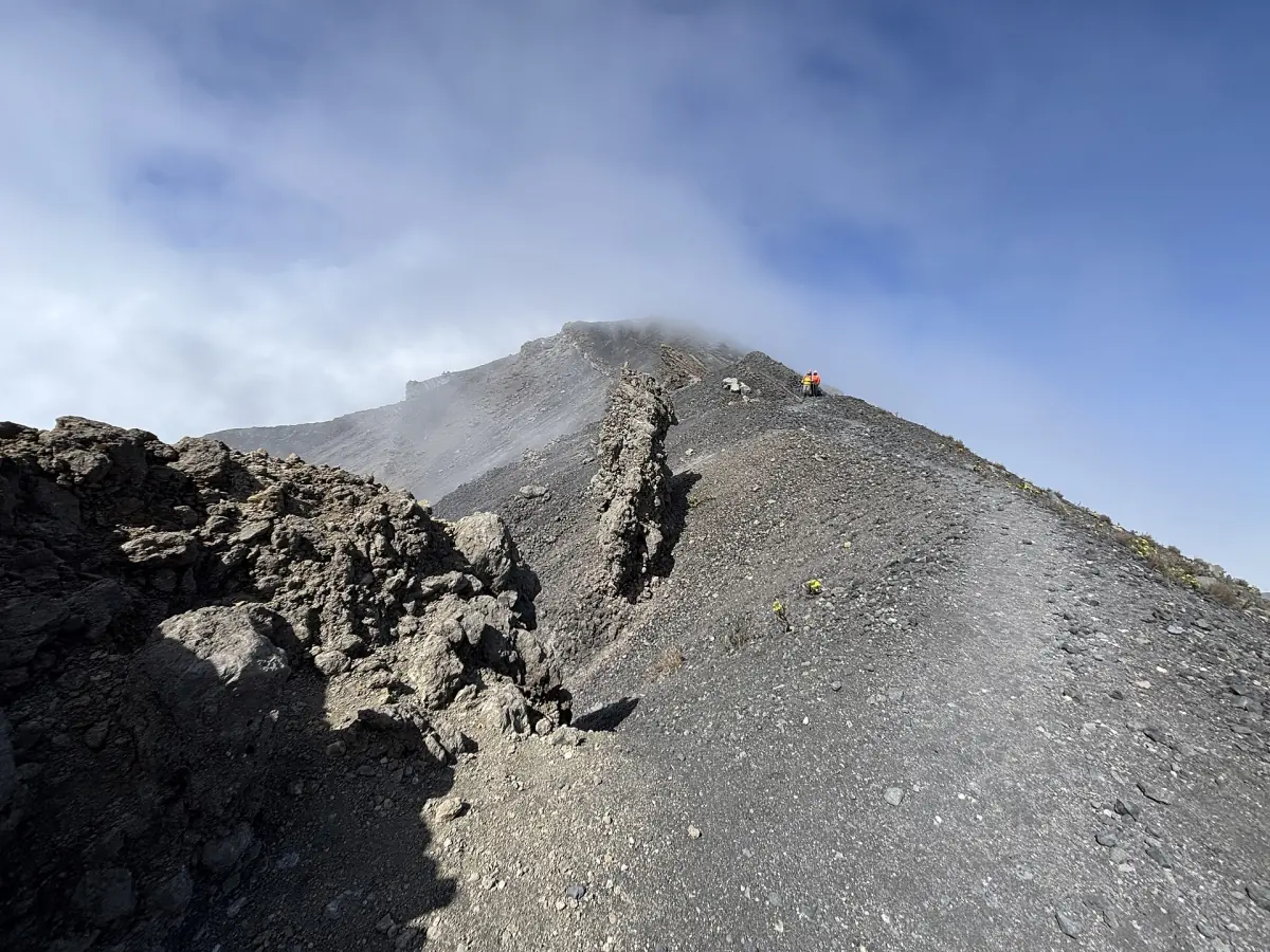 Felsiger Gipfelgrat des Mount Meru mit einem Pfad entlang des Kamms